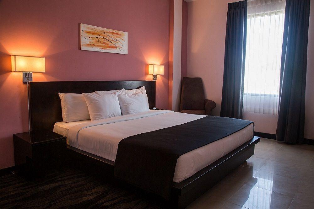 Regent Star Hotel Piarco Esterno foto