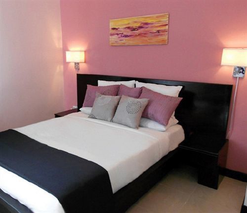 Regent Star Hotel Piarco Esterno foto