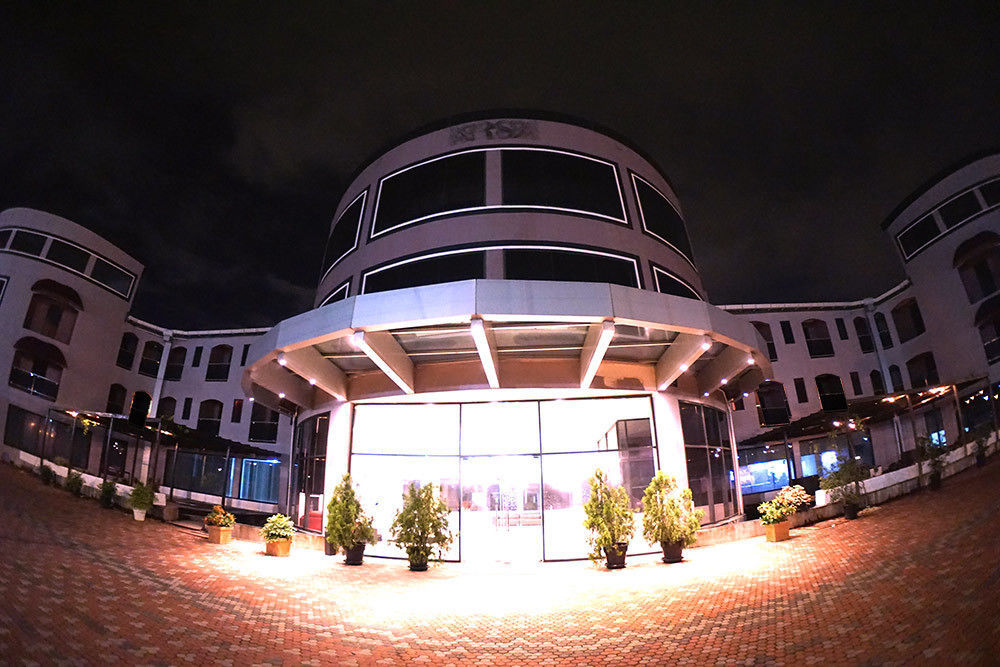 Regent Star Hotel Piarco Esterno foto
