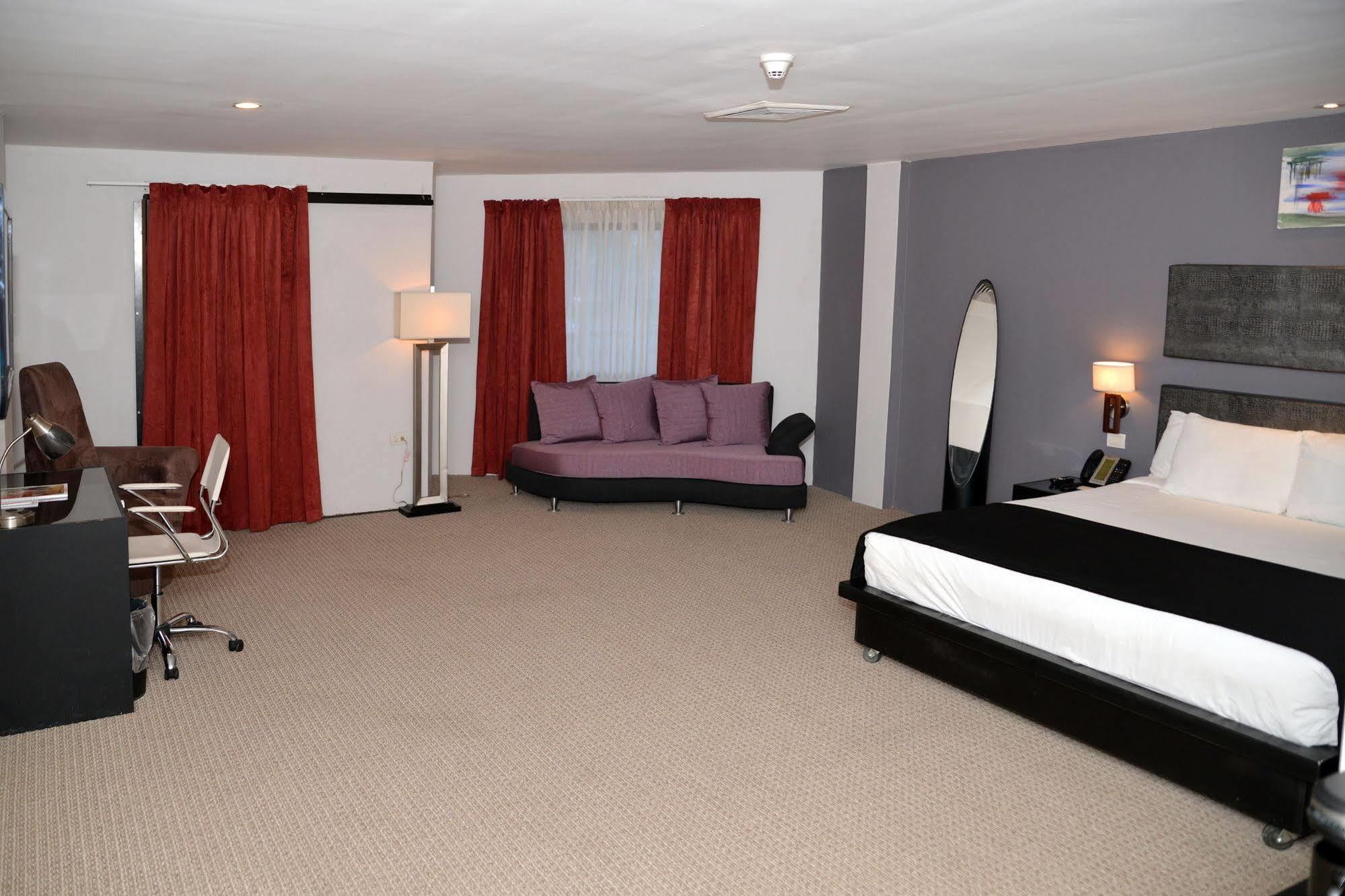 Regent Star Hotel Piarco Esterno foto