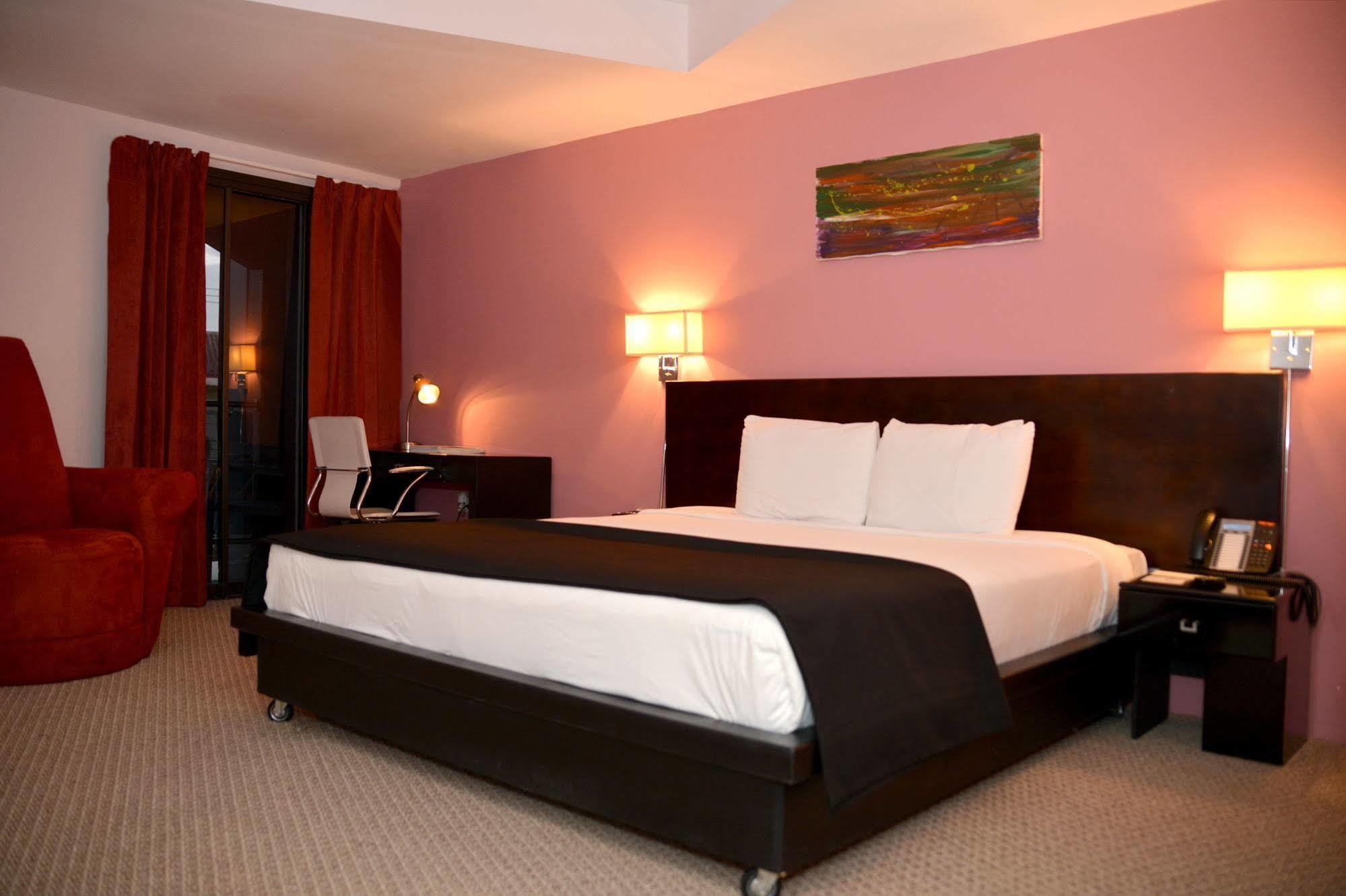 Regent Star Hotel Piarco Esterno foto