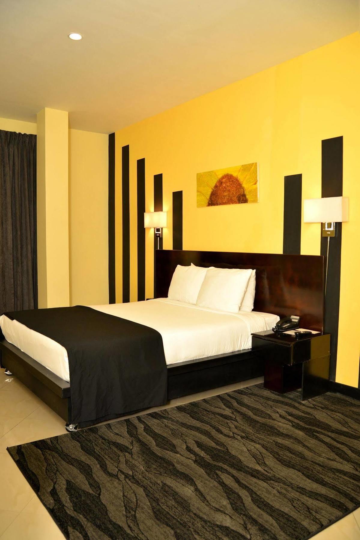 Regent Star Hotel Piarco Esterno foto